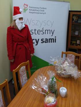 Pokaż zdjęcie: w stroju mikołajki - przedstawiciel Krajowego Towarzystwa Autyzmu w Łodzi