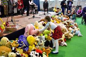 Pokaż zdjęcie: 14. finał akcji „Zostań Świętym Mikołajem” (fot. Krzysztof Gryzło)