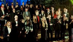 Wykonawcy koncertu na scenie - zakończenie