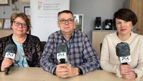 Dwie kobiety i mężczyzna, siedzą z mikrofonami w ręku, w tle napis "Państwowy Fundusz Rehabilitacji Osób Niepełnosprawnych"