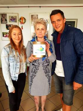 Organizatorzy akcji - Pani Ida i Maciej z Prezesem Fundacji - Aleksandrą Ruszczak i puszką z ubiegłorocznej akcji