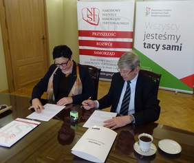 Pokaż zdjęcie: podpisanie porozumienia regionalnego i przekazanie współnej deklaracji