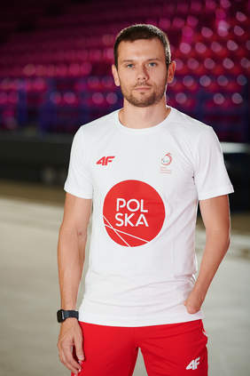 Pokaż zdjęcie: Zawodnik Michał Derus (bieg na 100m) w stroju z kolekcji olimpijskiej 