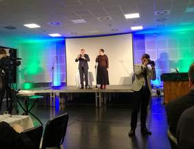 Pokaż zdjęcie: Otwarcie Spotkania Opłatkowego. Na scenie prezes Adam Stromidło oraz dyrektor Marta Majda