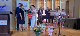 Po lewej stoi Pani Aleksandra Gierej, a po prawej Laureatka Super Lodołamacza - założycielka Stowarzyszenia na rzecz Wspierania Edukacji Spinaker  - Iwona Majorke