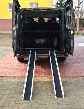 Pokaż zdjęcie: na zdjęciu: Specjalne aluminiowe najazdy do przewozu osób na​ wózku inwalidzkim.