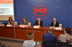 Od lewej: Elżbieta Rafalska - Minister Rodziny, Pracy i Polityki Społecznej , Andrzej Adamczyk - Minister Infrastruktury i Budownictwa oraz Przemysław Sypniewski – Prezes Zarządu Poczty Polskiej