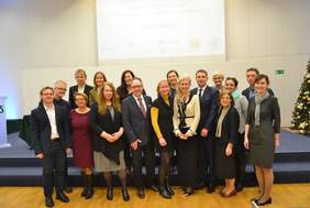 Pokaż zdjęcie: Zdjęcie zbiorowe grupy kilkunastu uczestników spotkania powołującego partnerstwo projektu, grudzień 2017 r.