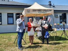 Pokaż zdjęcie: Składanie życzeń mieszkańcom DPS-u