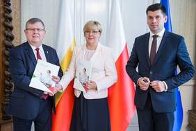 Pokaż zdjęcie: Marszałek Witold Kozłowski, Dyrektor Marta Mordarska oraz Wicemarszałek Łukasz Smółka podczas przekazywania umowy podpisanej w ramach Programu "Stabilne Zatrudnienie"