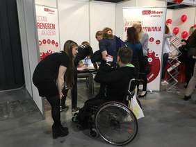 Pokaż zdjęcie: Niepełnosprawny uczestnik targów poruszający się na wózku