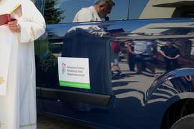 Pokaż zdjęcie: Logo PFRON naklejone na karoserii samochodu