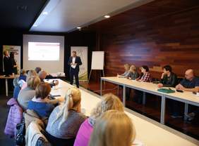 Pokaż zdjęcie: Przywitanie uczestników szkolenia PFRON przez Grzegorza Marciniaka, prezesa Izby Gospodarczej Północnej Wielkopolski 