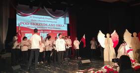 Pokaż zdjęcie: Występy artystyczne podczas XI Nowosądeckiego Przeglądu Poezji, Pieśni i Piosenki Patriotycznej „Pod skrzydłami Orła”