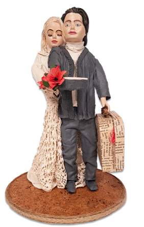 Pokaż zdjęcie: Kobieta w sukni ślubnej opiera głowę o ramię mężczyzny w garniturze. Kobieta w jednej dłoni trzyma czerwone kwiaty. Z kolei mężczyzna trzyma w ręce walizkę obklejoną wycinkami z gazet.