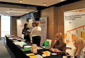 Pokaż zdjęcie: Punkty konsultacyjne dostępne w trakcie spotkania