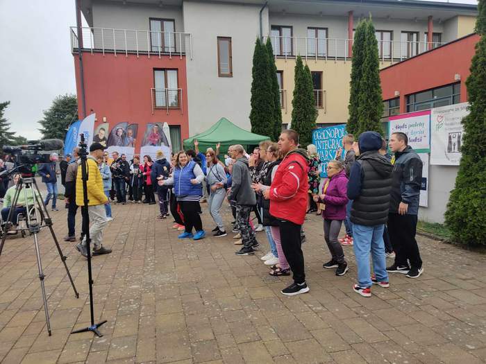 Pokaż zdjęcie: Uroczyste otwarcie tańcem i muzyką