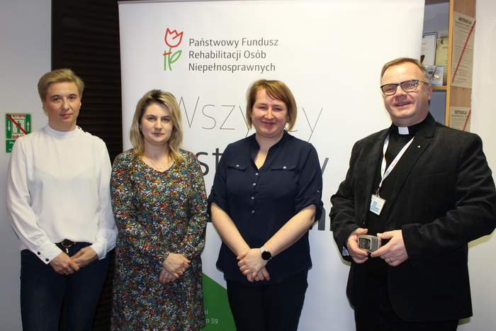 Pokaż zdjęcie: Pracownice Oddziału Lubelskiego Beata Krzywicka-Nowosad,Anna Sztal,Iwona Osmałek oraz ks.redaktor Wojciech Iwanicki z Katolickiego Radia Zamość