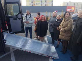 Pokaż zdjęcie: Prezentacja dostosowania samochodu dla osób poruszających się na wózkach inwalidzkich