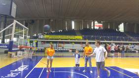 Pokaż zdjęcie: Zawodnik w trakcie rzutu piłką do kosza