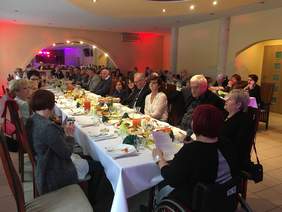 Pokaż zdjęcie: uczestnicy jubileuszu 10- lecia działalności Stowarzyszenia Żeglarzy Niepełnosprawnych KEJA w Łodzi