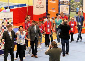 Uczestnicy zawodów, organizatorzy i goście trzymają się za ręce