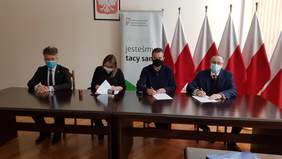 Pokaż zdjęcie: podpisanie umowy z gminą Ruda Maleniecka