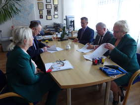 Zarząd Powiatu Rzeszowskiego podpisujący umowę w siedzibie Oddziału Podkarpackiego PFRON