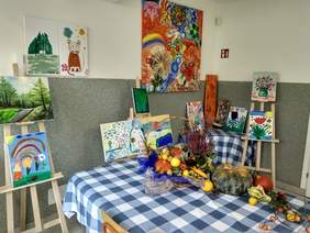 Pokaż zdjęcie: Wystawa prac plastycznych