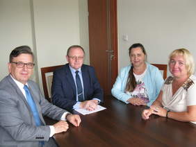 Pokaż zdjęcie: od lewej: pan Tomasz Pleban wicekurator, pan Andrzej Michalski dyrektor Oddziału Świętokrzyskiego PFRON oraz wizytatorzy odpowiedzialni za kształcenie zawodowe panie Ewa Pietraszek i Małgorzata Zielińska- Perczak