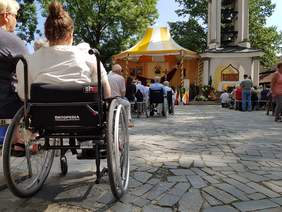 Pokaż zdjęcie: Stoisko informacyjne Małopolskiego Oddziału PFRON podczas uroczystości ku czci Przemienienia Pańskiego w Parafii św. Małgorzaty w Nowym Sączu