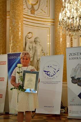 Pokaż zdjęcie: Dyrektor Barbara Jaroszyk prezentuje certyfikat