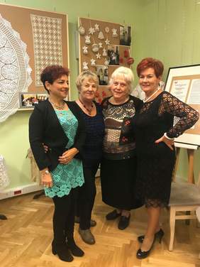Pokaż zdjęcie: Panie Koronczarki z PZG podczas wernisażu wystawy Koła Robótek Ręcznych "Szydełko"