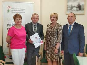 Pokaż zdjęcie: Przekazanie umowy dotyczącej programu „Pomoc osobom niepełnosprawnym poszkodowanym w wyniku żywiołu” w siedzibie Małopolskiego Oddziału PFRON