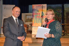 Małgorzata Dankowska wręczajaca okolicznościowy list od Wojewody Podkarpackiego Ewy Leniatr