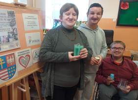 Pokaż zdjęcie: Podczas zajęć wykonywano świece