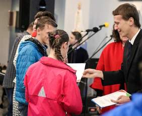 Pokaż zdjęcie: Wręczanie dyplomów PFRON dla zespołów muzycznych biorących udział w przeglądzie