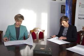 Pokaż zdjęcie: Podpisanie porozumienia pomiędzy Państwowym Funduszem Rehabilitacji Osób Niepełnosprawnych i Uniwersytetem Artystycznym w Poznaniu
