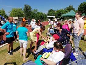 Pokaż zdjęcie: Zwycięzcy XVII Powiatowych Igrzysk Dzieci i Młodzieży Niepełnosprawnej w Szamotułach nagradzani przez Annę Skupień, dyrektor Oddziału Wielkopolskiego PFRON