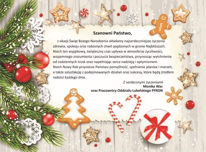 Pokaż zdjęcie: Świąteczna kartka bożonarodzeniowa z drewnianym tłem i ozdobną gałązką świerku, udekorowaną czerwonymi bombkami. Dookoła życzeń umieszczono pierniki w kształcie gwiazdek, cukrowe laski, śnieżynki oraz prezent z czerwoną wstążką. 