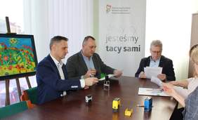 Pokaż zdjęcie: Podpisanie umowy