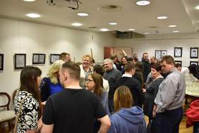 Galeria była pełna widzów już pół godziny przed rozpoczęciem wernisażu.