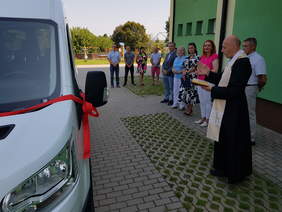 Pokaż zdjęcie: Nowy samochód został poświęcony przez miejscowego proboszcza 