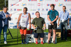 Pokaż zdjęcie: Dekoracja najlepszych w Pucharze PFRON w pchnieciu kulą fot. Mateusz Słodkowski/Trojmiasto.pl