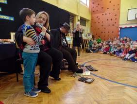 Pokaż zdjęcie: Spotkanie uczniów Szkoły Podstawowej z Oddziałami Integracyjnymi nr 12 w Krakowie z artystą Stanisławem Kmiecikiem