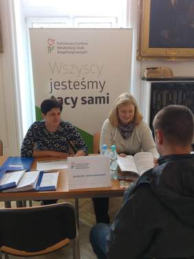 Pokaż zdjęcie: stoisko informacyjne PFRON- Jolanta Redlicka i Ewa Kaczmarkiewicz przedstawiciele Łódzkiego Oddziału PFRON