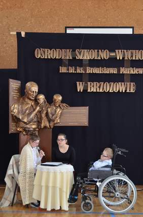 Występy uczniów podczas uroczystej akademii