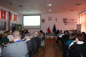 Pokaż zdjęcie: Anna Sigłowy specjalista Oddziału Lubelskiego PFRON oraz uczestnicy spotkania