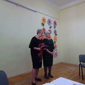 Pokaż zdjęcie: Uroczyste powitanie przybyłych gości przez "matki" Stowarzyszenia