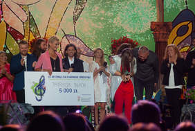 Pokaż zdjęcie: Ogłoszenie wyników w kategorii: Dorośli podczas Finału 14. Festiwalu Zaczarowanej Piosenki na Krakowskim Rynku 